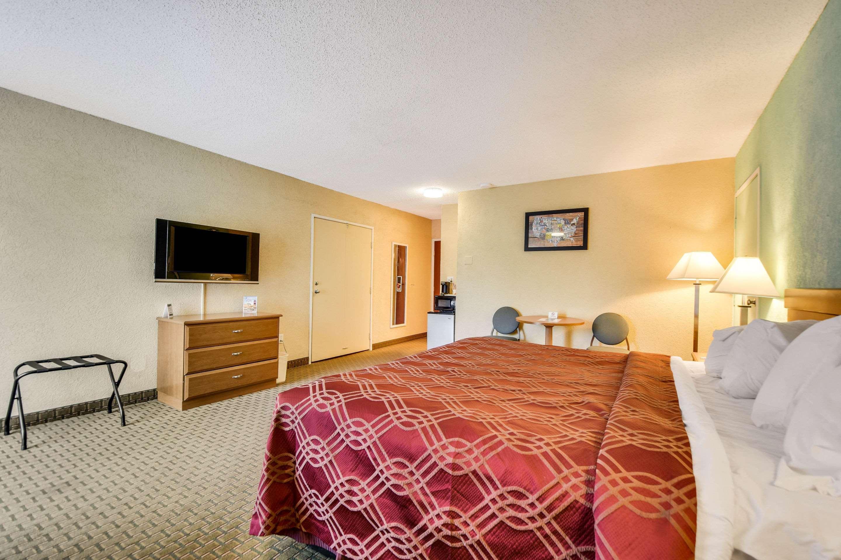 Econo Lodge Busch Gardens Tampa Exterior photo